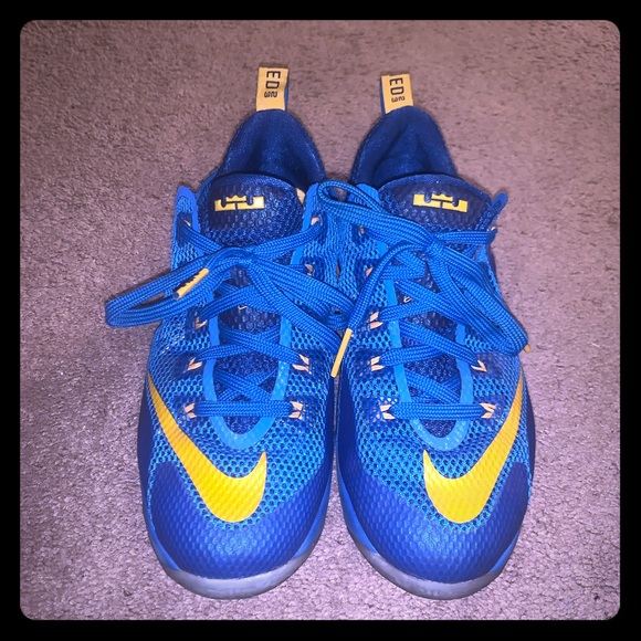 Labron James Boys youth size 6.5 Nike’s - Picture 1 of 4
